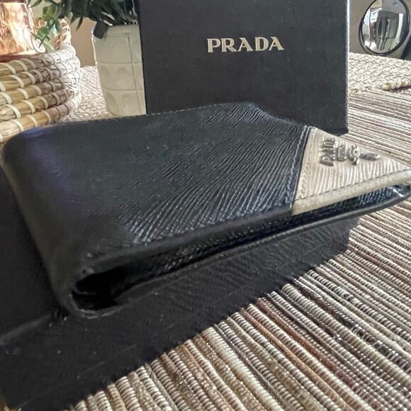 Prada mens bi-fold wallet black with box - Picture 4 of 12
